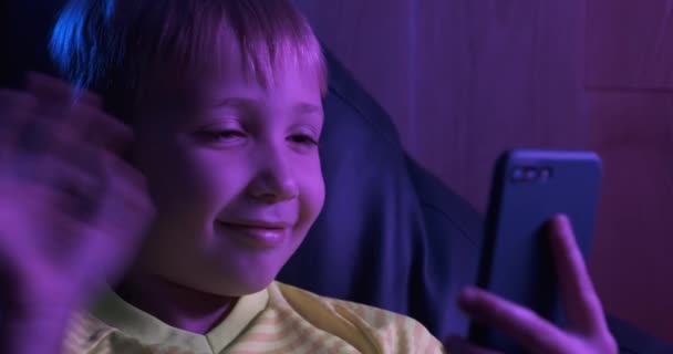 Niño Sonriente Mira Teléfono Inteligente Pantalla Saluda Madre Niño Caucásico — Vídeos de Stock