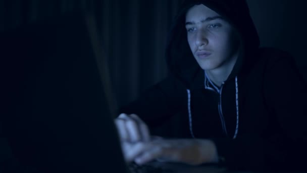 Hacker Está Invadir Rede Computadores Jovem Num Quarto Escuro Escrever — Vídeo de Stock