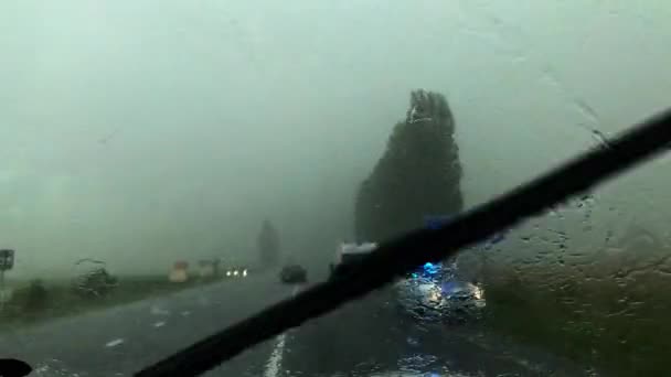 Widok Przedniego Okna Samochodu Wypadku Samochodowego Podczas Deszczowego Dnia Widok — Wideo stockowe
