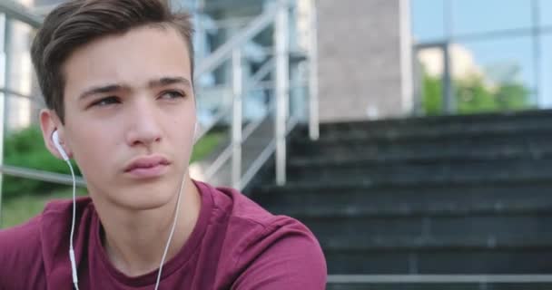 Tonåringen Lyssnar Musiken Hörlurarna Leende Ung Stilig Man Lyssnar Musiken — Stockvideo