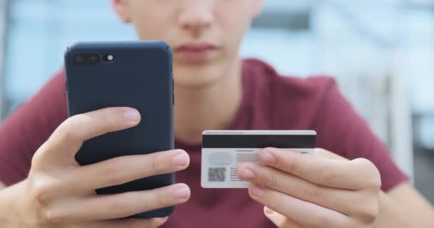 Pessoas Fazem Compras Online Usando Cartão Crédito Telefone Celular Livre — Vídeo de Stock