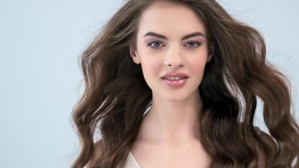 Beautiful Woman Long Curly Brown Hair Fashion Model Looks Camera — Stock Video