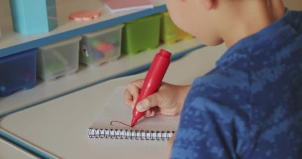 Kind Schrijft Nummers Schoolschrift Een Schooljongen Die Thuis Huiswerk Maakt — Stockvideo