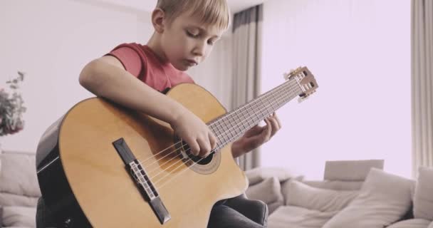 Jeune Garçon Avec Une Guitare Garçon Ans Joue Guitare Classique — Video