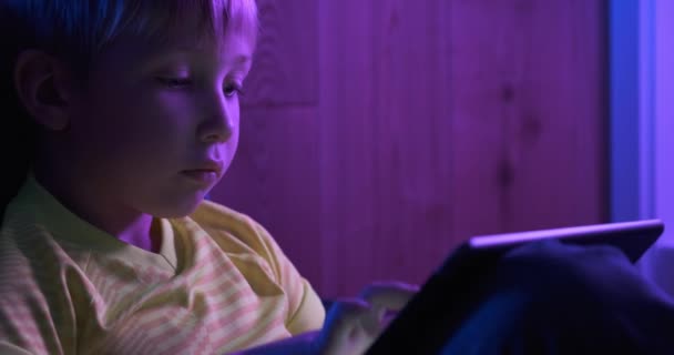 Niño Años Con Tableta Niño Mira Tableta Pantalla Noche Niño — Vídeo de stock