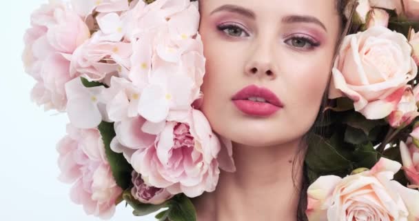 Face Flowers Beautiful Caucasian Woman Fresh Skin Closeup Female Face — Stock video