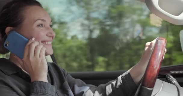 Arabayı Kadın Kullanıyor Arabadaki Mutlu Kadın Telefonda Konuşuyor Arabayı Güzel — Stok video