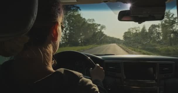Mulher Conduz Carro Enquanto Sol Põe Uma Jovem Conduzir Carro — Vídeo de Stock