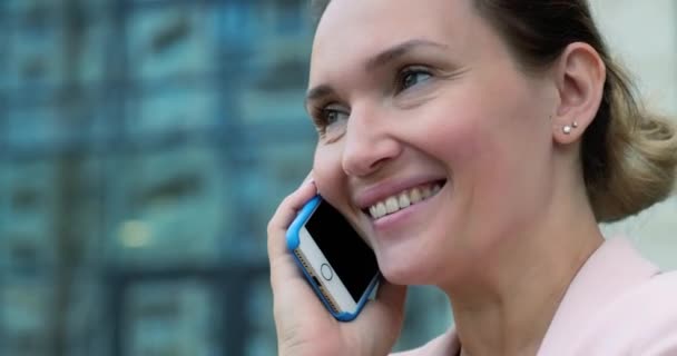 Cara Cerca Una Mujer Adulta Hablando Por Teléfono Móvil Sonriente — Vídeos de Stock