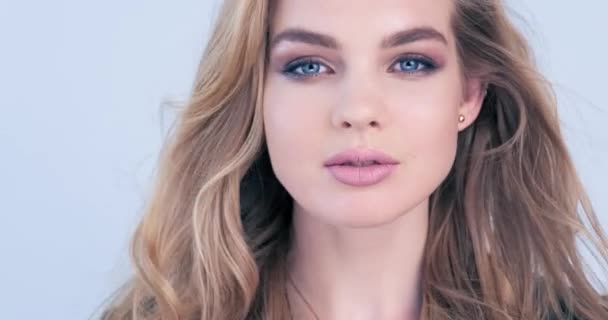 年轻美丽的金发女人 时装模特看着相机 盖上一个高加索女孩令人惊叹的脸 性感的模特 蓝眼睛漂亮 慢动作 美的概念 — 图库视频影像