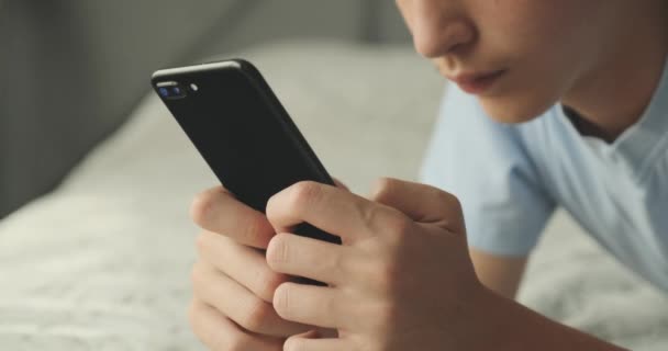 Adolescente Digitando Mensagem Texto Por Telefone Inteligente Casa Menino Bonito — Vídeo de Stock