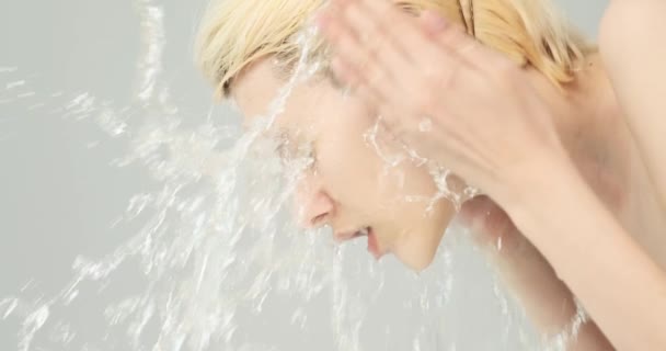 Frau Wäscht Ihr Sauberes Gesicht Mit Wasser Junges Erwachsenes Mädchen — Stockvideo