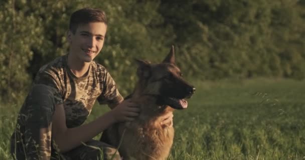 Adolescente Com Cão Natureza Anos Idade Menino Acariciando Cão Raça — Vídeo de Stock