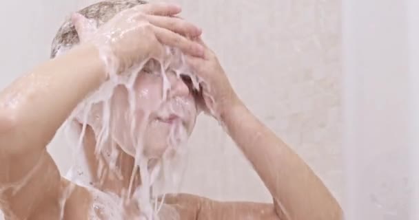 Duşta Şampuanla Saçlarını Sabunluyor Çocuk Sıcak Akıntısı Altında Yıkanır Kafkasyalı — Stok video