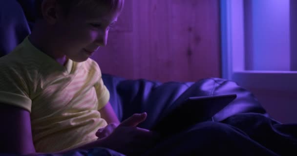 Usměvavé Dítě Tabletou Veselý Chlapec Podívá Obrazovku Večer Usměje Šťastné — Stock video