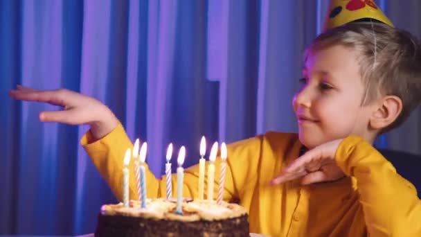 Jongen Viert Zijn Verjaardag Leuke Jongen Blaast Kaarsen Uit Een — Stockvideo