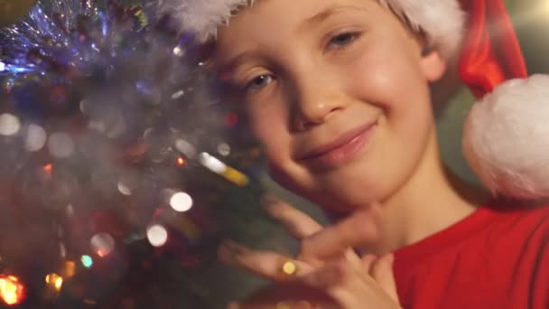 Niño Sombrero Santa Cuelga Juguetes Navidad Árbol Navidad Soñando Chico — Vídeo de stock