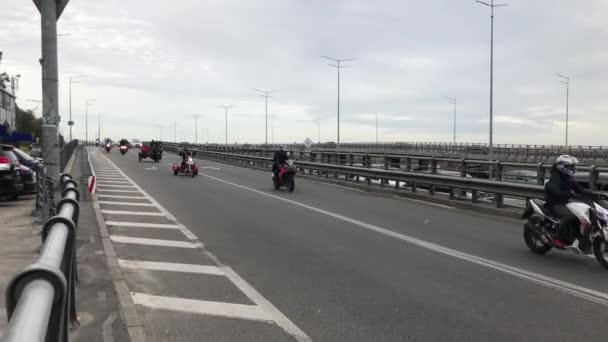 Velký Konvoj Motocyklistů Jezdí Městě Motorkáři Moderních Motocyklech Pohybují Podél — Stock video