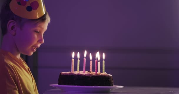 Rapaz Giro Apaga Velas Num Bolo Aniversário Criança Feliz Olha — Vídeo de Stock