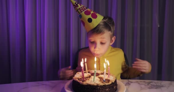 Roztomilý Chlapec Sfoukne Svíčky Dortu Své Narozeniny Šťastné Dítě Dívá — Stock video