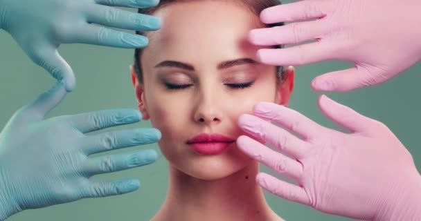 Slow Motion Clip Läkaren Kontrollerar Huden Före Plastikkirurgi Ansiktskoll Före — Stockvideo