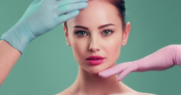 슬로우 닥터는 성형수술을 피부를 검사를 여성의 얼굴을 만지는 성형수술이요 의사는 — 비디오