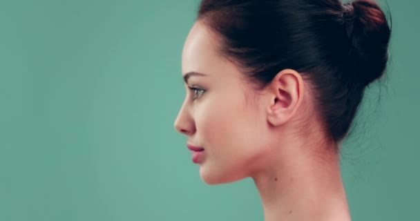 慢动作夹子 皮肤洁白的女人转向相机 一个年轻女子的肖像正转过来对着摄像机 美容疗法的概念 清新肌肤的女性脸部 — 图库视频影像