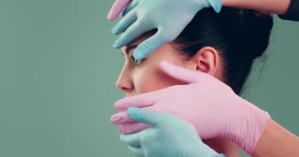 Clip Ralenti Médecin Vérifie Une Peau Avant Chirurgie Plastique Vérification — Video