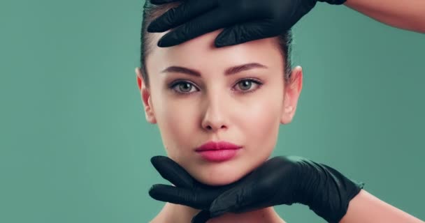 スローモーションクリップ 医師は 整形手術の前に皮膚をチェックします 整形手術前の顔の皮膚チェック 美容師が女性の顔に触れる 整形手術だ 医者は手で患者の顔に触れている — ストック動画
