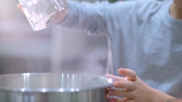 Λευκό Αγόρι Ρίχνει Αλεύρι Από Ποτήρι Στο Μπολ Για Μαγείρεμα — Αρχείο Βίντεο