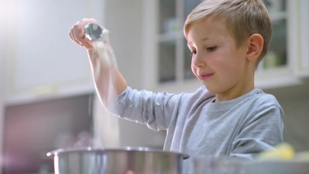 Кадри Білого Хлопчика Виливають Борошно Ложки Миску Приготування Печива Середнього — стокове відео