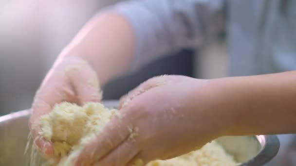 Χέρια Του Παιδιού Αναμειγνύουν Υλικά Για Κέικ Ένα Ατσάλινο Μπολ — Αρχείο Βίντεο