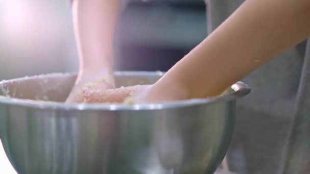 Mãos Criança Misturando Ingredientes Para Bolo Uma Tigela Aço Rapaz — Vídeo de Stock