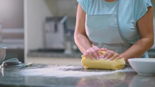 Mujer Está Revolviendo Masa Con Las Manos Mesa Cocina Manos — Vídeos de Stock