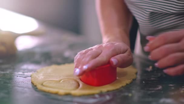 女性的手让心脏出面团 近距离观察 用面团为烘焙饼干准备心的女主人 女人在厨房做饭 在家里 4K慢镜头 — 图库视频影像