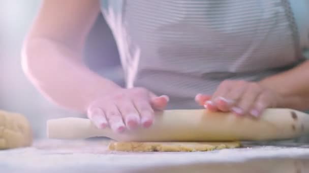 Donna Stende Pasta Sul Tavolo Della Cucina Mani Femminili Rotolando — Video Stock