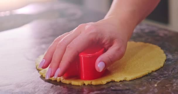 女性的手让心脏出面团 近距离观察 用面团为烘焙饼干准备心的女主人 女人在厨房做饭 在家里 4K慢镜头 — 图库视频影像