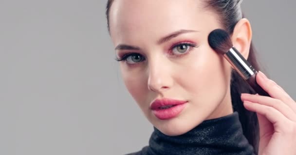 Mujer Hace Maquillaje Mujer Joven Hace Rubor Cara Usando Cepillo — Vídeos de Stock