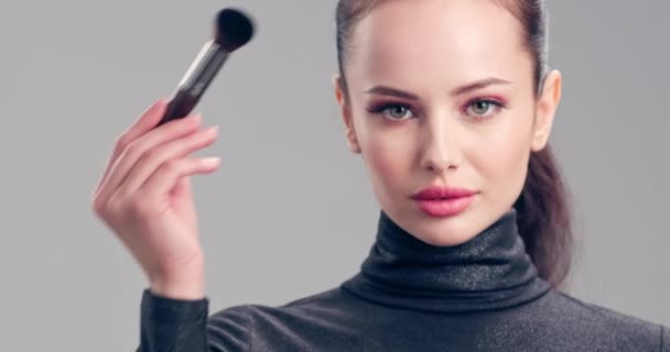 Mujer Hace Maquillaje Mujer Joven Hace Rubor Cara Usando Cepillo — Vídeos de Stock