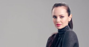 Yüzü temiz, güzel bir kadın. Beyaz tenli yetişkin bir kız cilt yüzünü önemser. Güzel esmer kadın. Yavaş çekim. Güzellik tedavisi. Genç modelin güzel yüzü. Kameraya poz ver