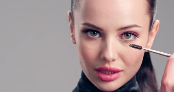 Mujer Hace Maquillaje Joven Pinta Las Pestañas Con Cepillo Pestañas — Vídeo de stock