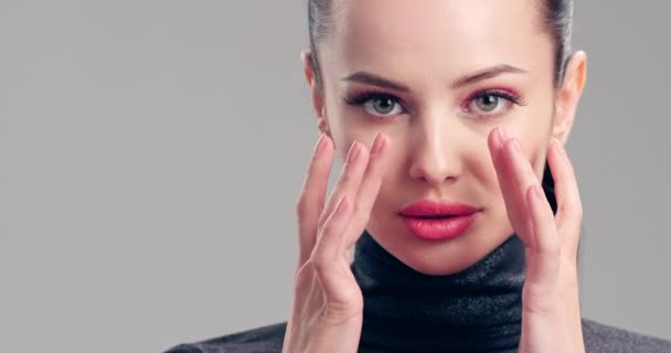 Schöne Frau Berührt Gesichtshaut Kaukasische Erwachsene Mädchen Kümmert Sich Die — Stockvideo