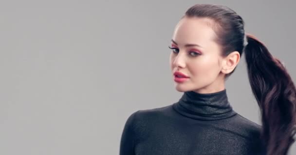 Piękna Kobieta Długimi Kręconymi Brązowymi Włosami Modelka Patrzy Kamerę Studio — Wideo stockowe