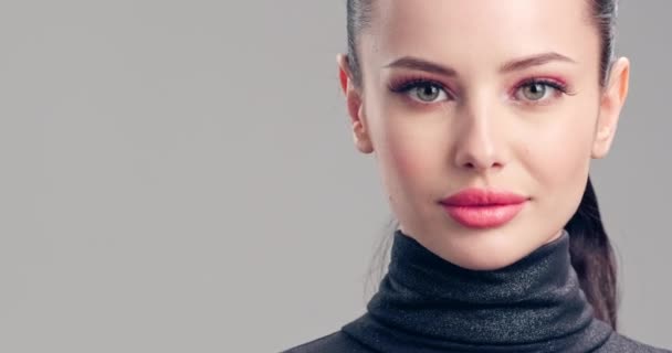 Schöne Frau Mit Sauberer Gesichtshaut Kaukasische Erwachsene Mädchen Kümmert Sich — Stockvideo