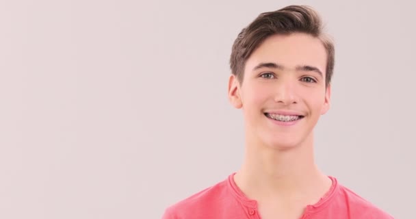 Joven Sonriente Con Aparatos Ortopédicos Los Dientes Guapo Joven Con — Vídeos de Stock