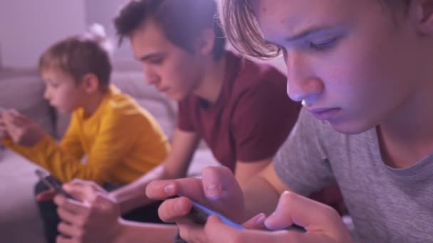 Kinderen Met Smartphones Thuis Drie Jongens Die Tijd Doorbrengen Een — Stockvideo