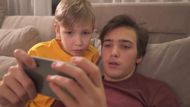 Irmãos Com Telefone Inteligente Casa Dois Meninos Gastando Tempo Uma — Vídeo de Stock