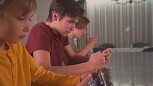 Teenager Mit Smartphones Hause Zwei Jungen Verbringen Ihre Zeit Mit — Stockvideo