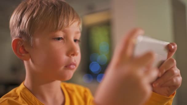 Cara Cercana Chico Con Smartphone Casa Niño Caucásico Pasar Tiempo — Vídeos de Stock