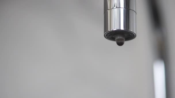 Küchenarmatur Mit Tropfendem Wasser Nahaufnahme Undichter Wasserhahn Wasser Läuft Aus — Stockvideo